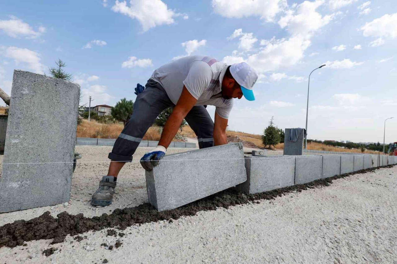 Uşak Belediyesi yol çalışmalarına devam ediyor