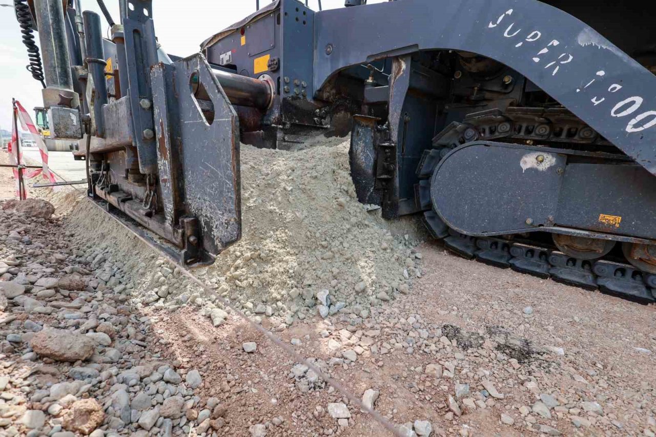 Uşak Belediyesi yol çalışmalarına devam ediyor