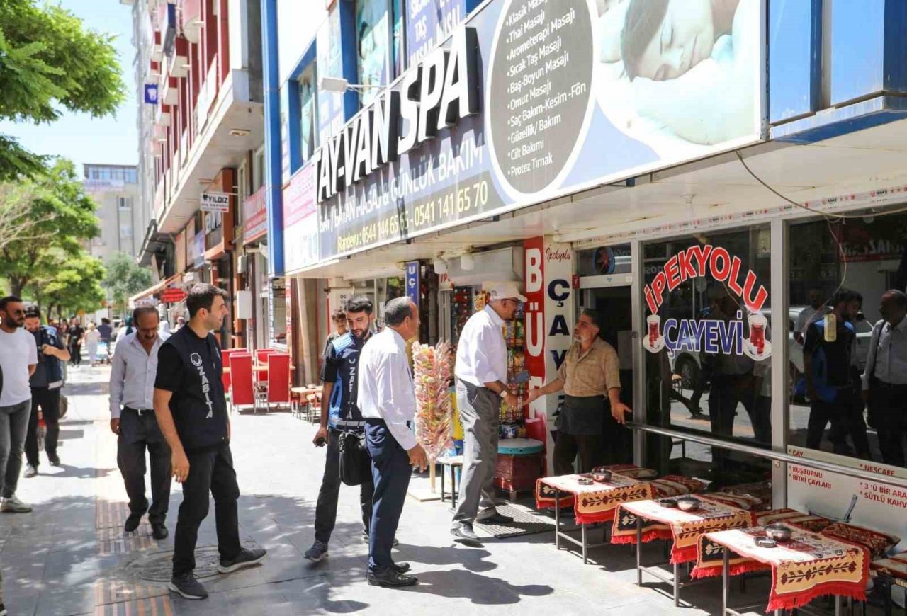 Van Büyükşehir zabıtası kaldırım işgali denetimi yaptı