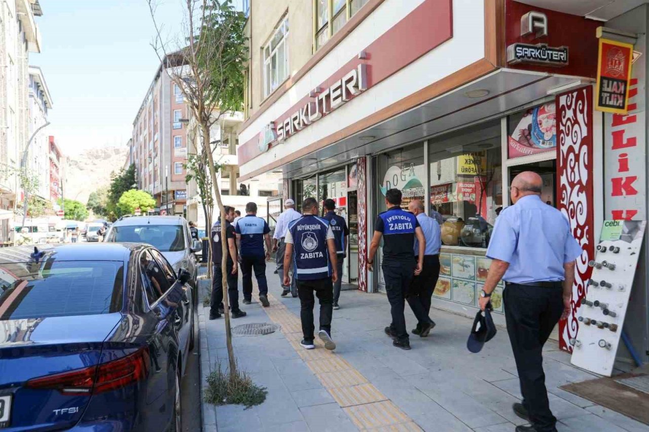 Van Büyükşehir zabıtası kaldırım işgali denetimi yaptı