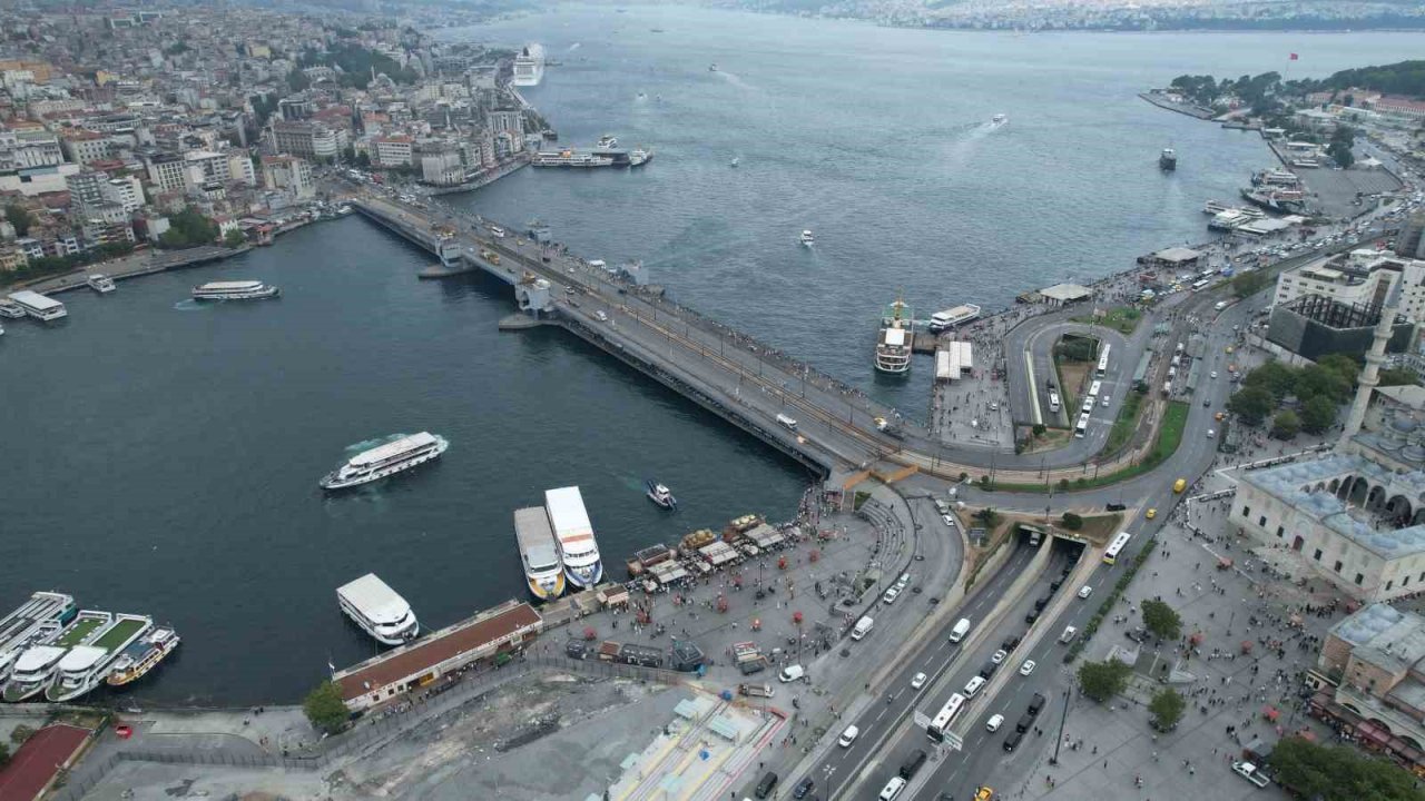 Galata Köprüsü üzerinde başlanan bakım ve onarım çalışmaları devam ediyor