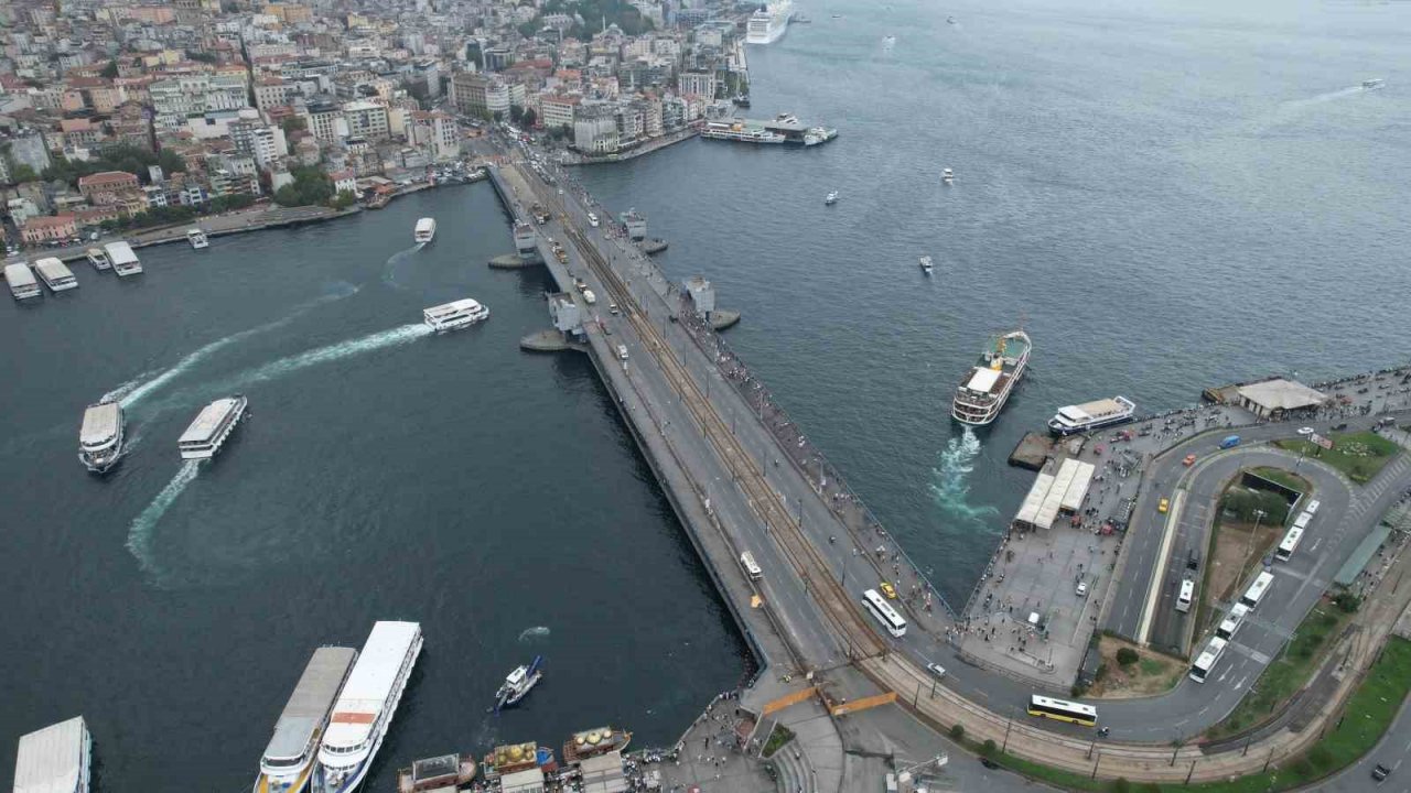Galata Köprüsü üzerinde başlanan bakım ve onarım çalışmaları devam ediyor