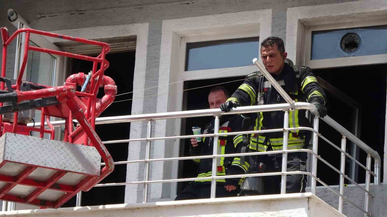 Tavşanlı’da 3 katlı evde yangın