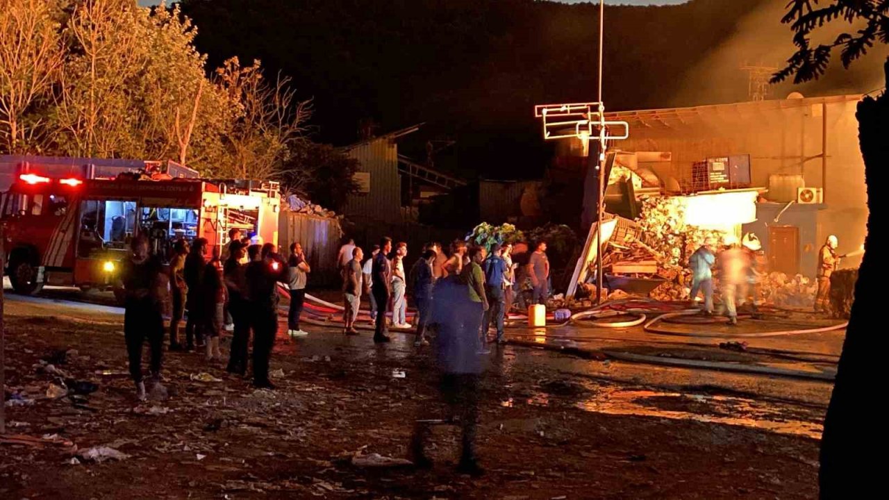 Sarıyer’de geri dönüşüm deposu alev alev yandı
