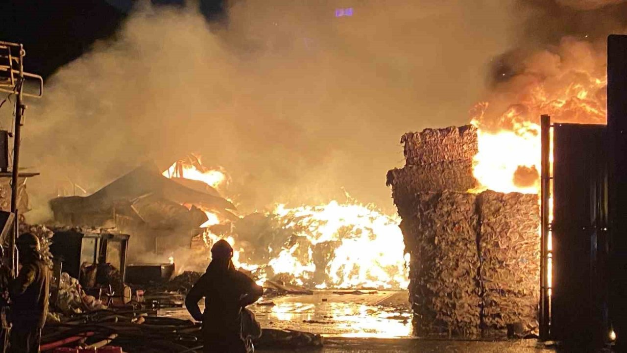 Sarıyer’de geri dönüşüm deposu alev alev yandı
