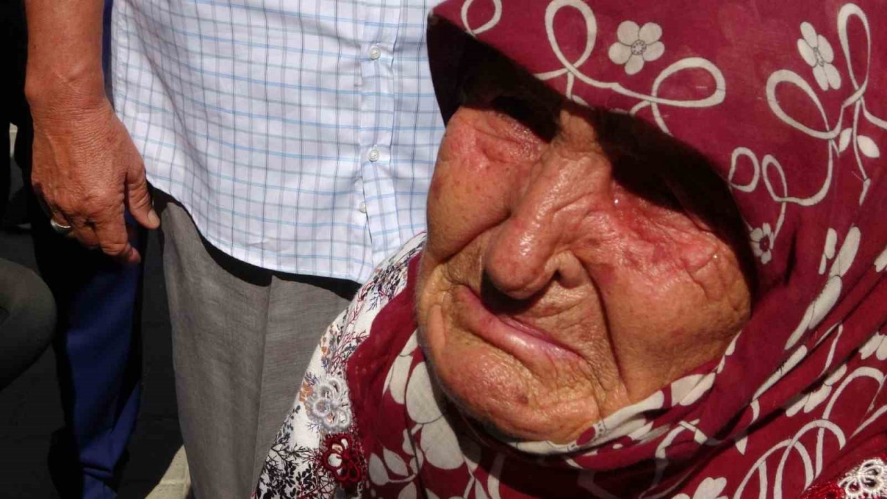 Banka şubesinin kapanacağını öğrenen çiftçilerden oturma eylemi