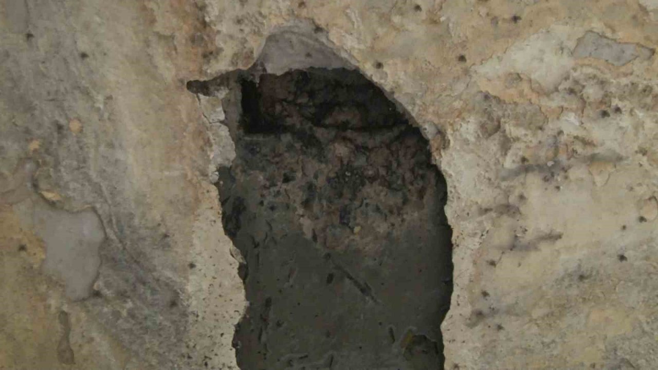 Arnavutköy’de duvardan akan suyun nereden geldiği aylardır bulunamıyor