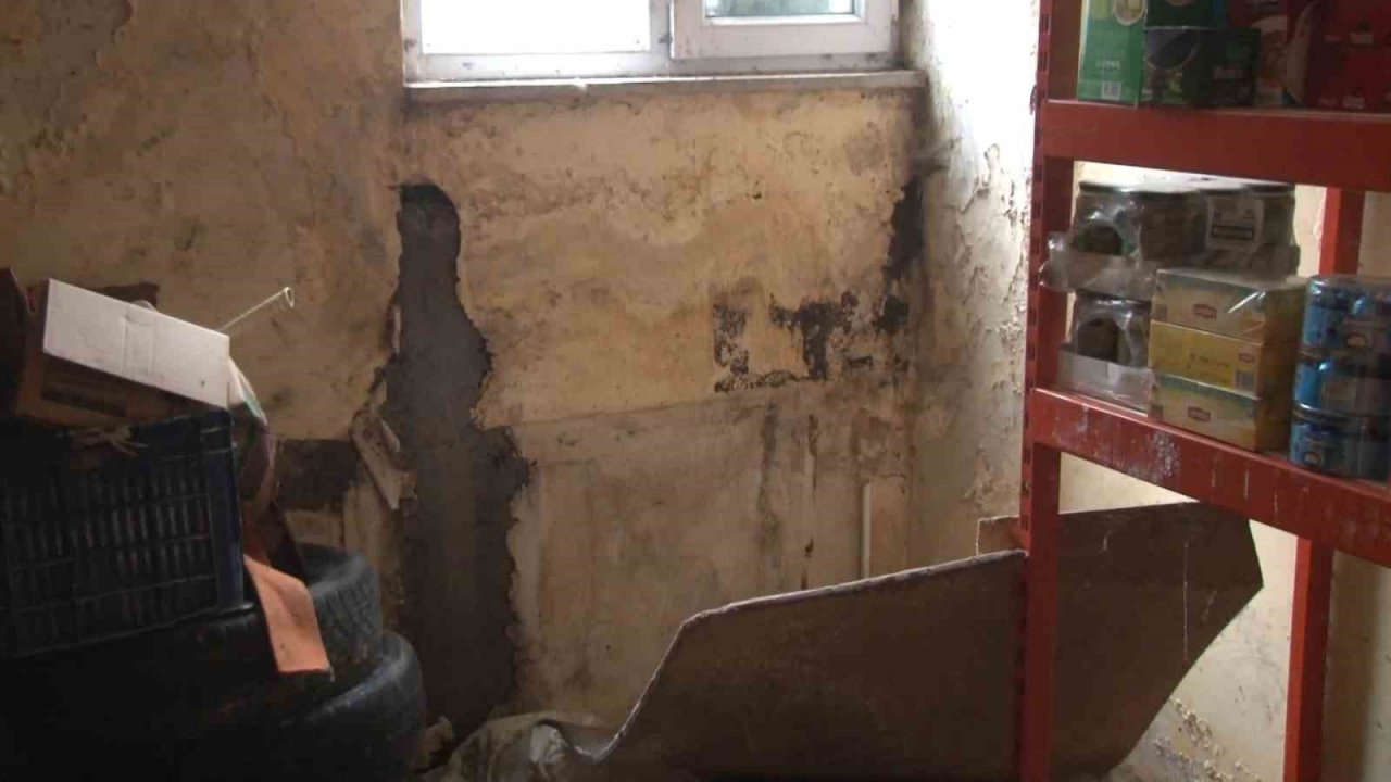 Arnavutköy’de duvardan akan suyun nereden geldiği aylardır bulunamıyor