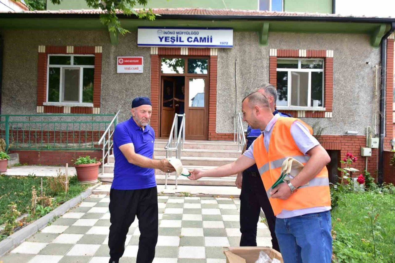 İnönü Belediyesi ilçe genelinde vatandaşlara şapka dağıttı