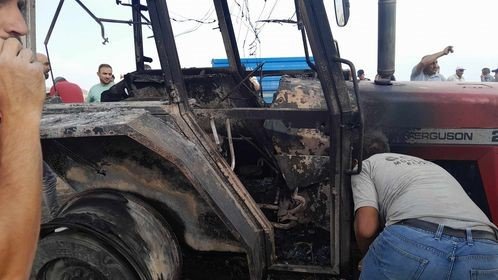 Saman balyası yangınında 2 traktör yanarak kullanılamaz hale geldi