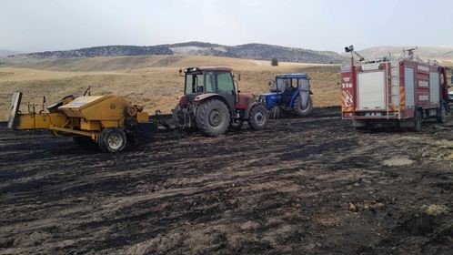 Saman balyası yangınında 2 traktör yanarak kullanılamaz hale geldi