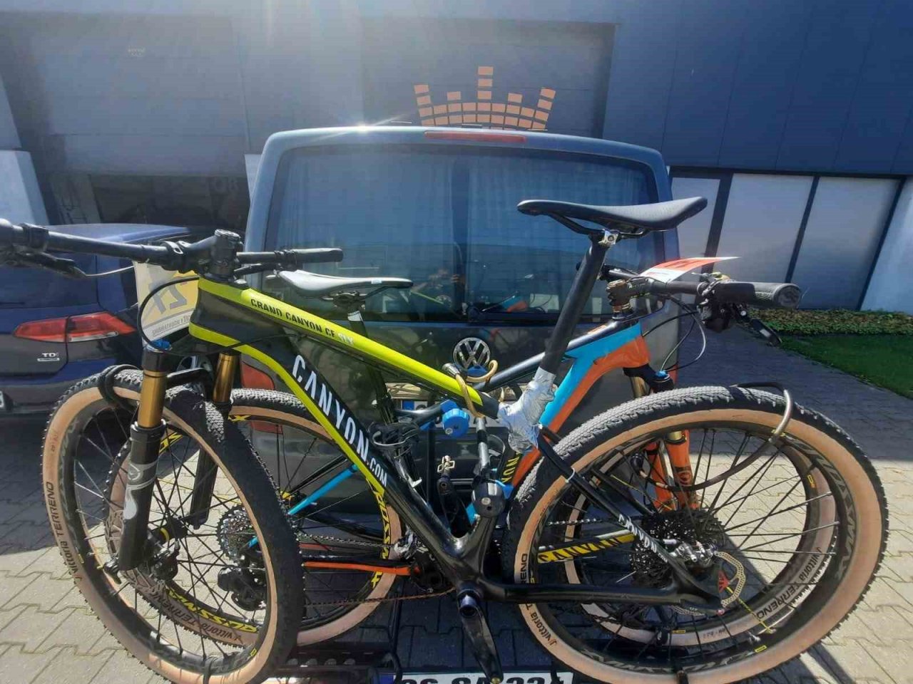 Eskişehirli sporcu Belçika’da kaza sonucu kırık bisikletini bantlayarak yarışı orta sırada bitirdi