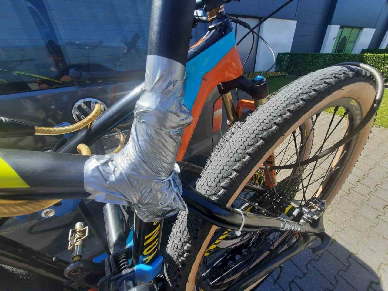 Eskişehirli sporcu Belçika’da kaza sonucu kırık bisikletini bantlayarak yarışı orta sırada bitirdi