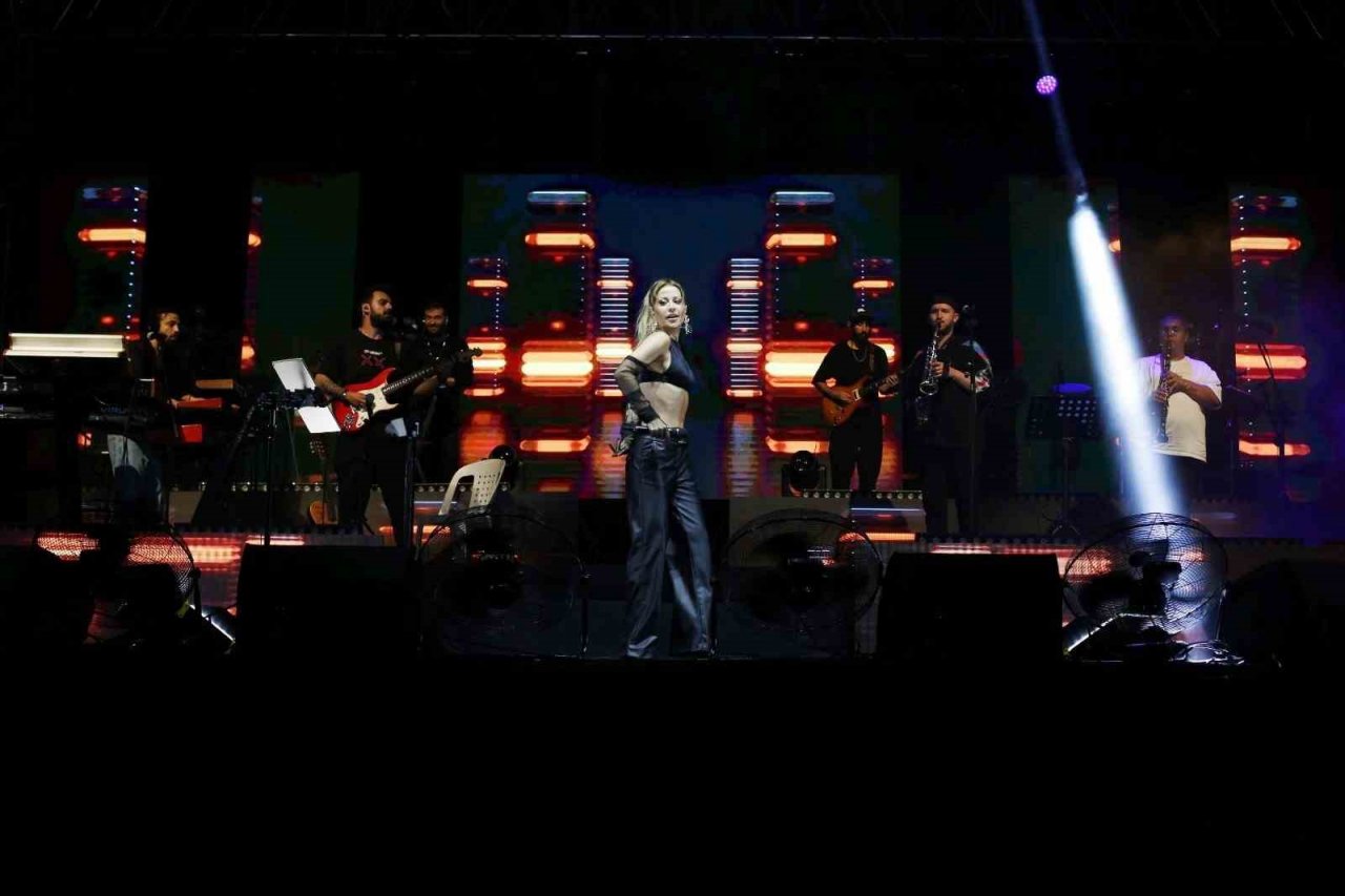 Altınova’da Derya Uluğ kulakların pasını sildi