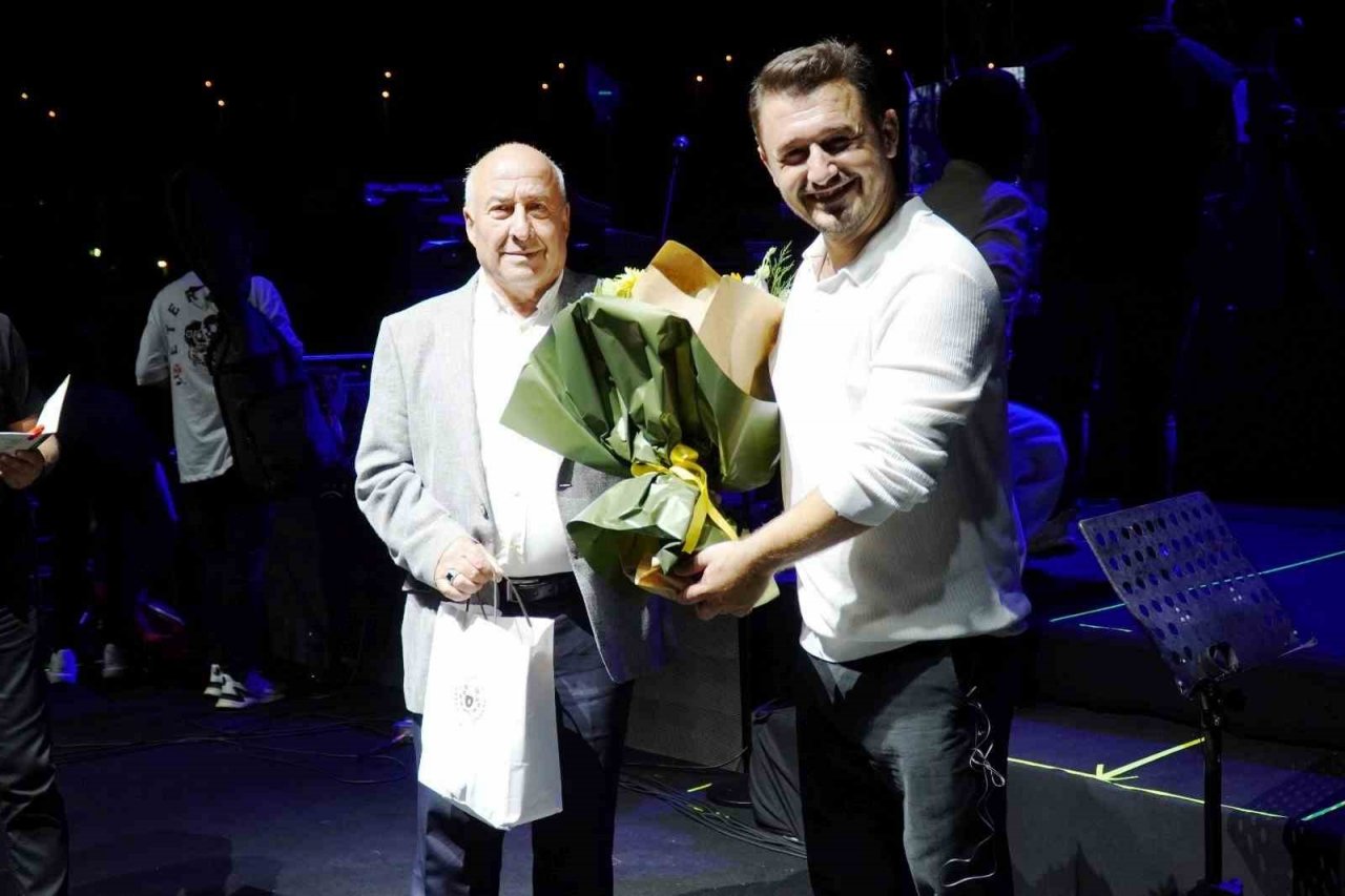 Altınova’da Derya Uluğ kulakların pasını sildi