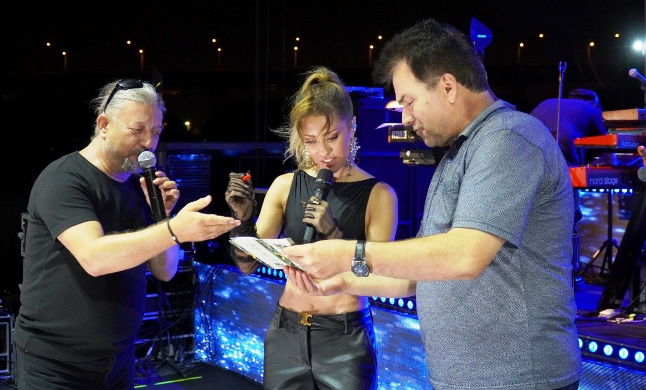 Altınova’da Derya Uluğ kulakların pasını sildi