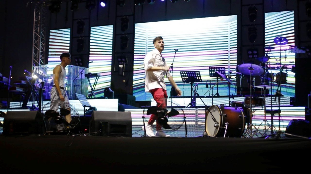 Altınova’da Derya Uluğ kulakların pasını sildi