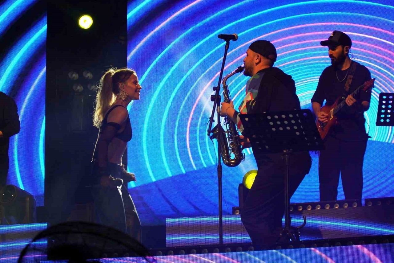 Altınova’da Derya Uluğ kulakların pasını sildi