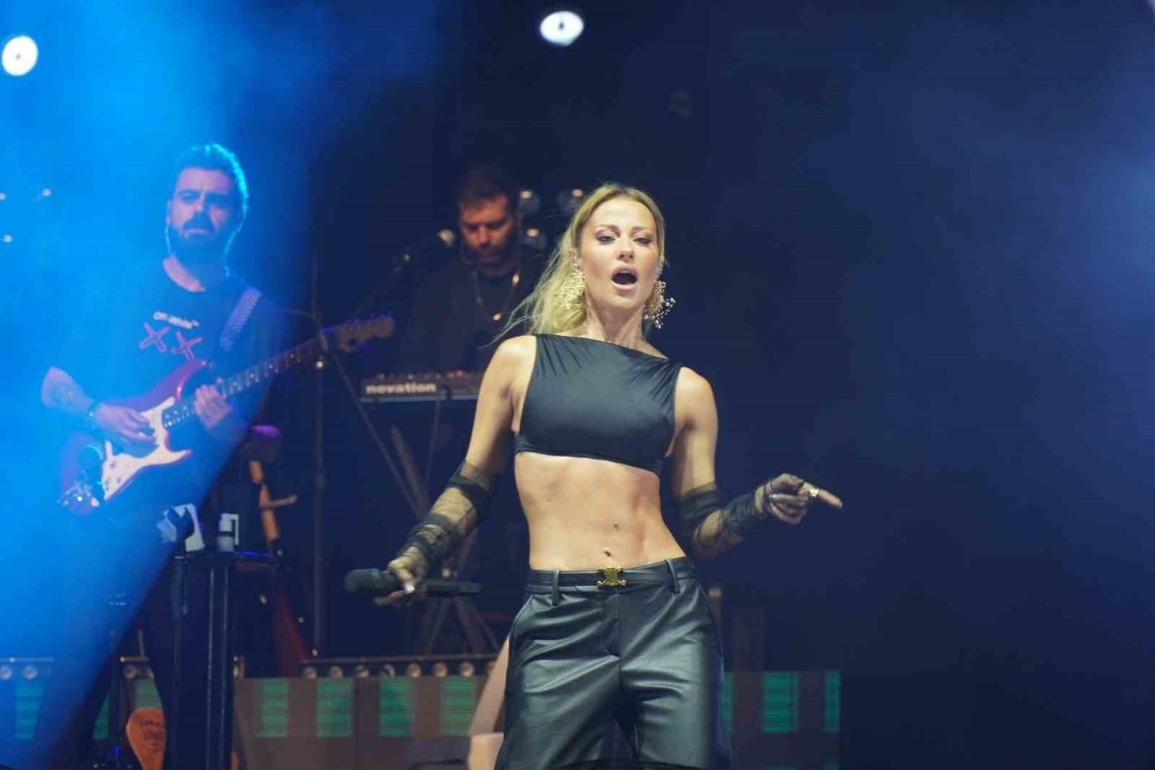 Altınova’da Derya Uluğ kulakların pasını sildi