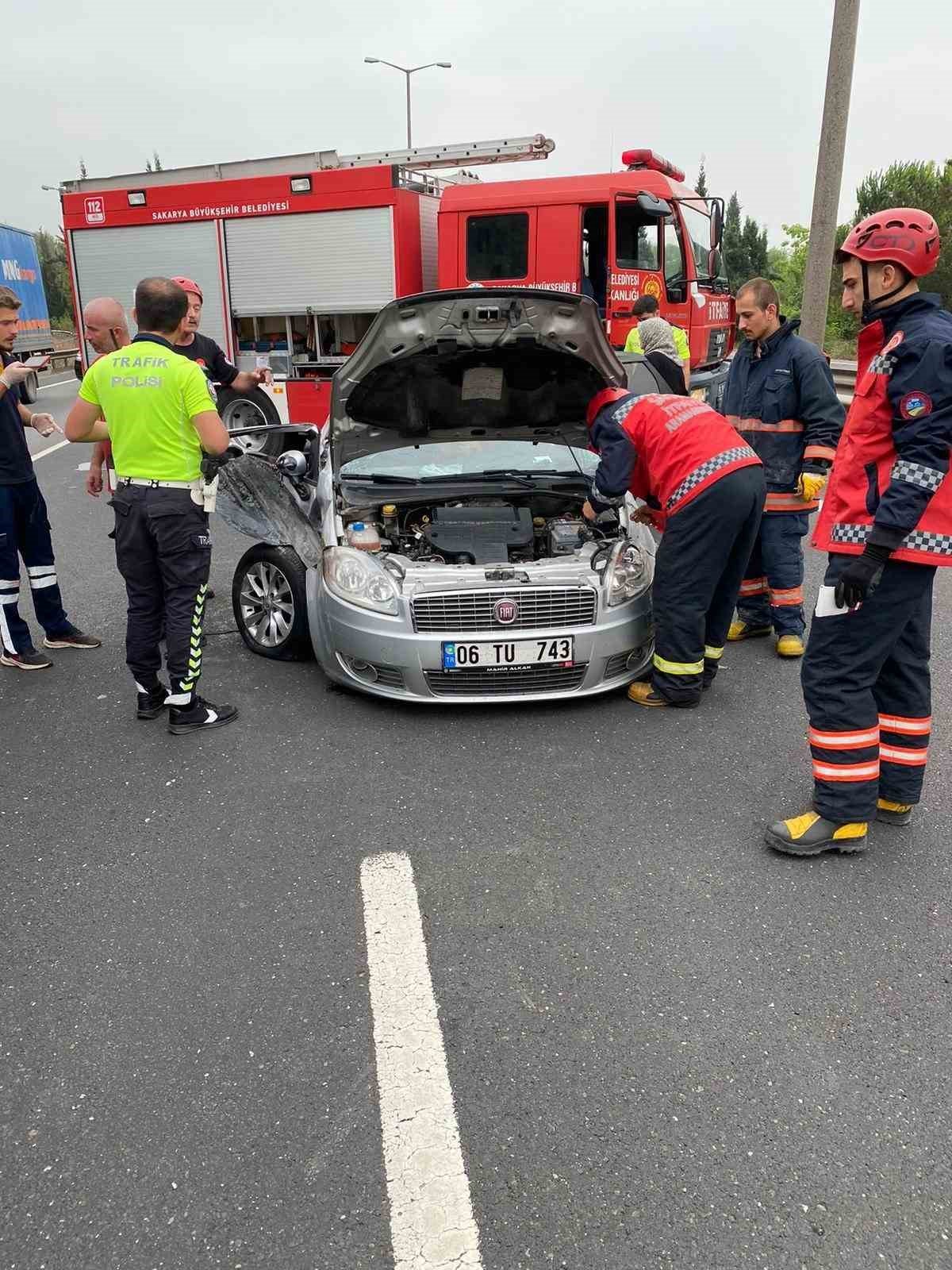 Kontrolden çıkan otomobil önce bariyerlere sonra tıra çarptı: 2 yaralı
