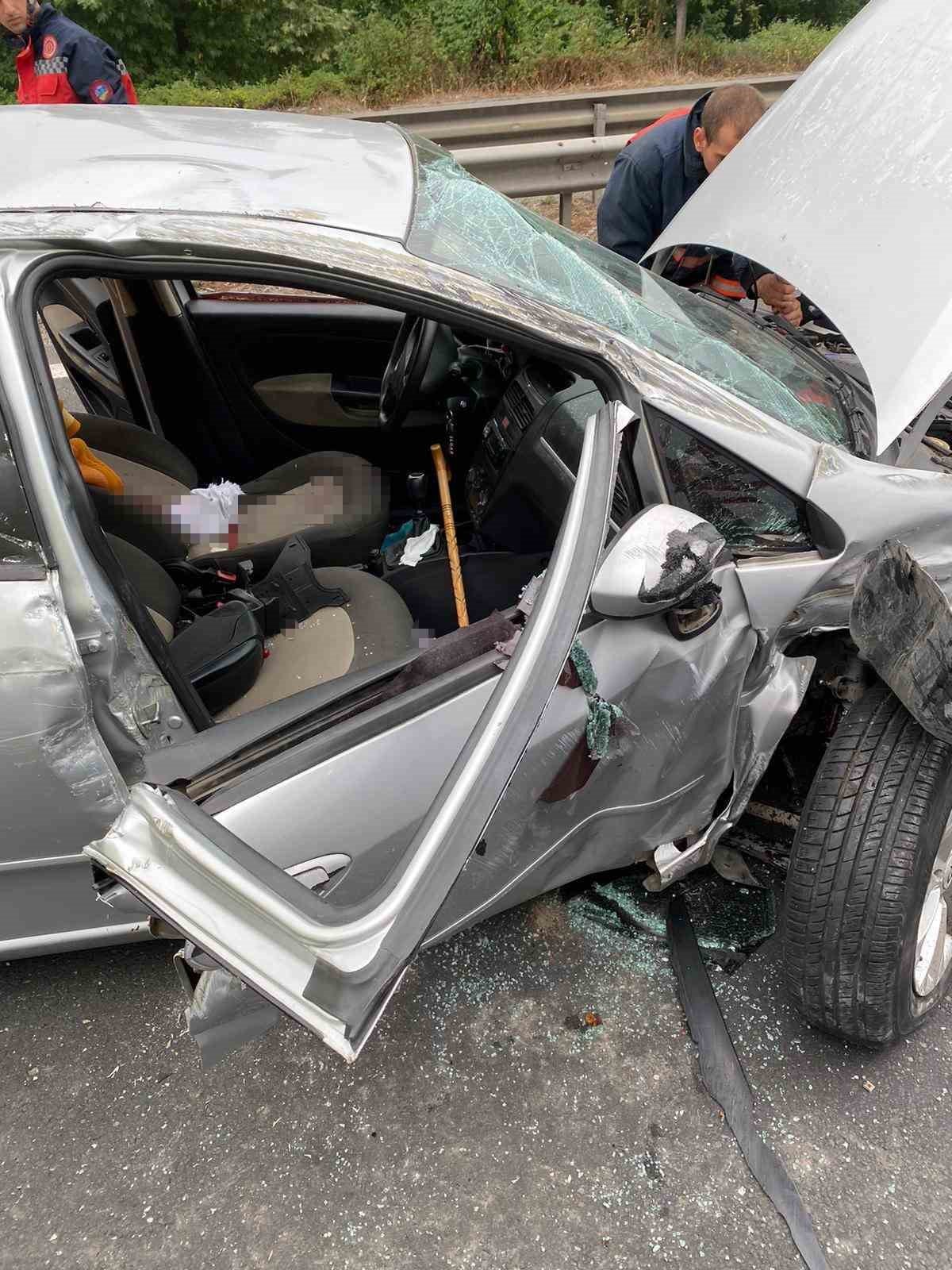 Kontrolden çıkan otomobil önce bariyerlere sonra tıra çarptı: 2 yaralı