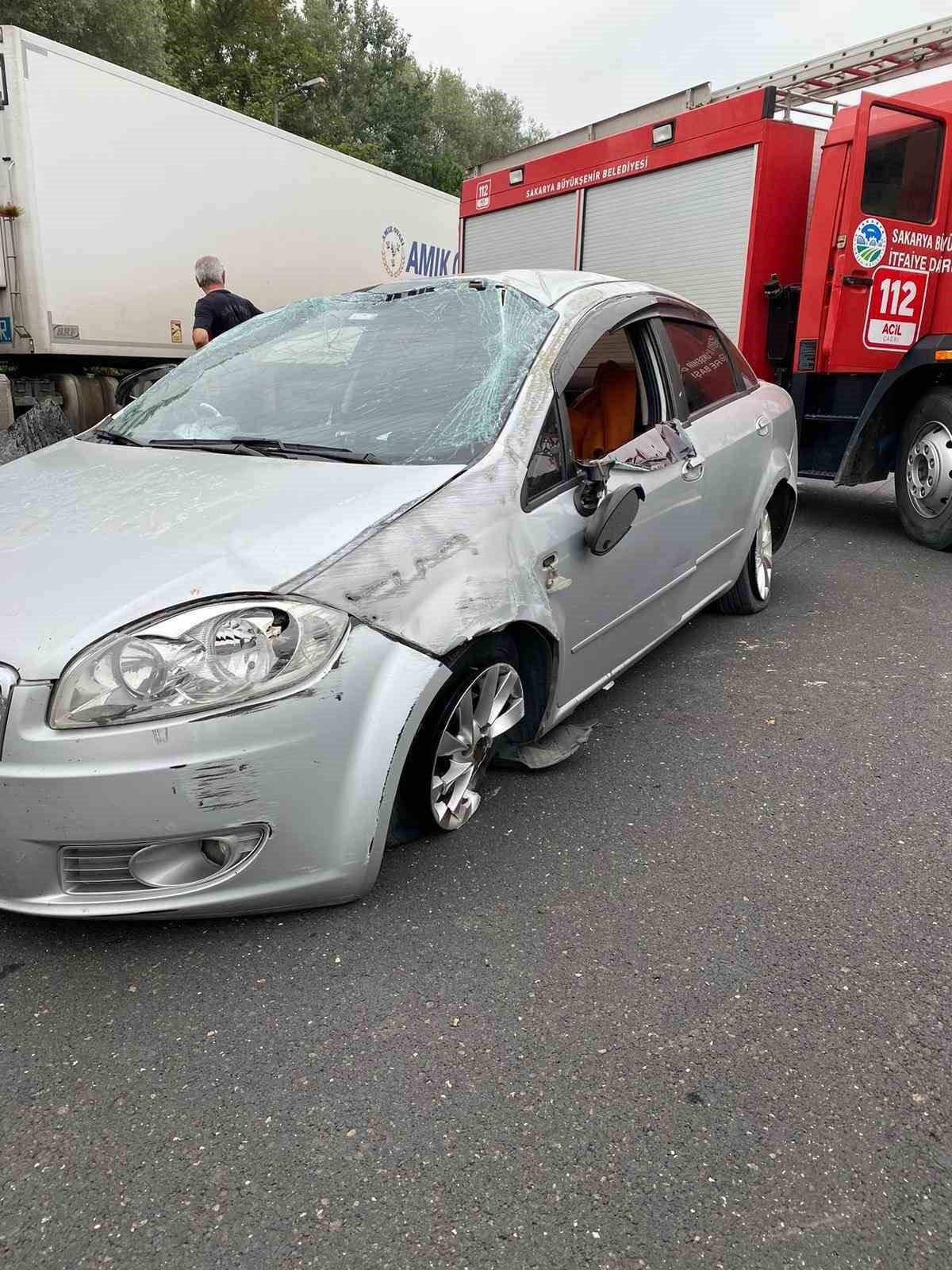 Kontrolden çıkan otomobil önce bariyerlere sonra tıra çarptı: 2 yaralı