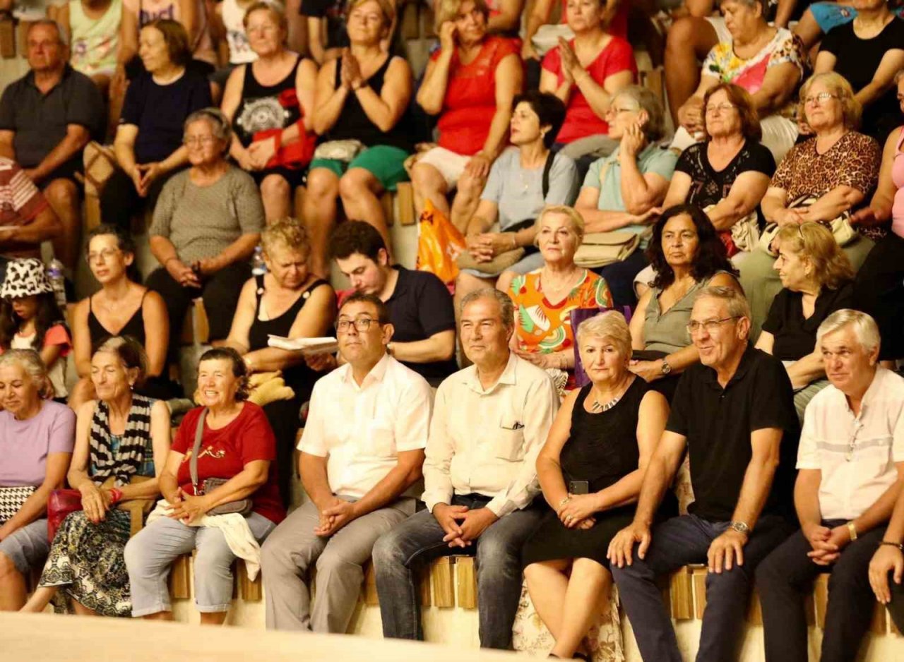 Didim türkü grubu yaz konseri büyük beğeni topladı