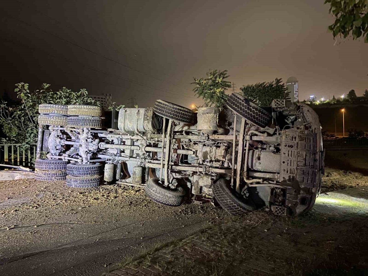 Başakşehir’de virajı alamayan hafriyat kamyonu yan yattı: 1 yaralı