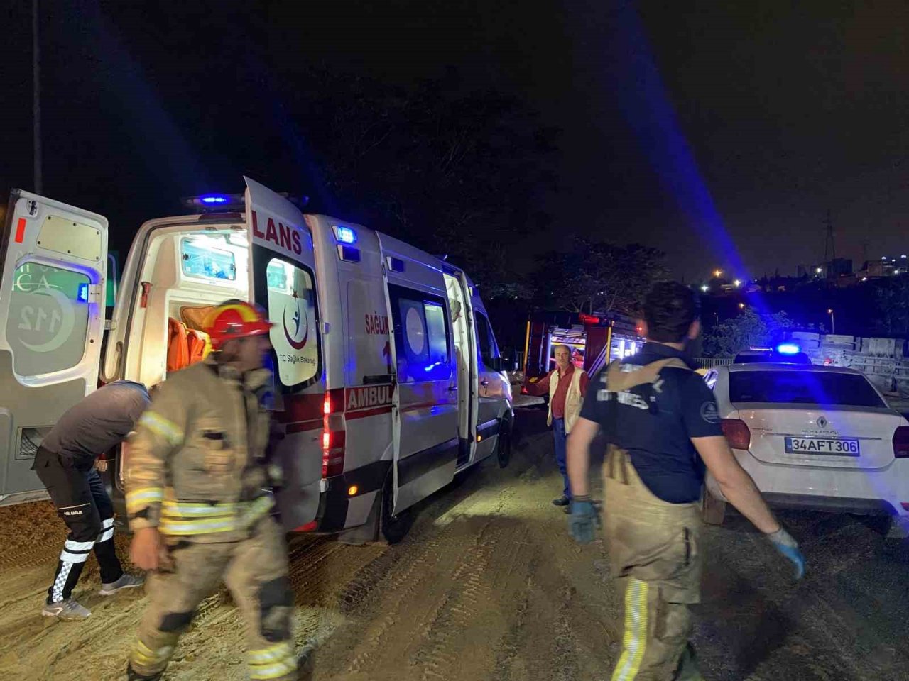 Başakşehir’de virajı alamayan hafriyat kamyonu yan yattı: 1 yaralı