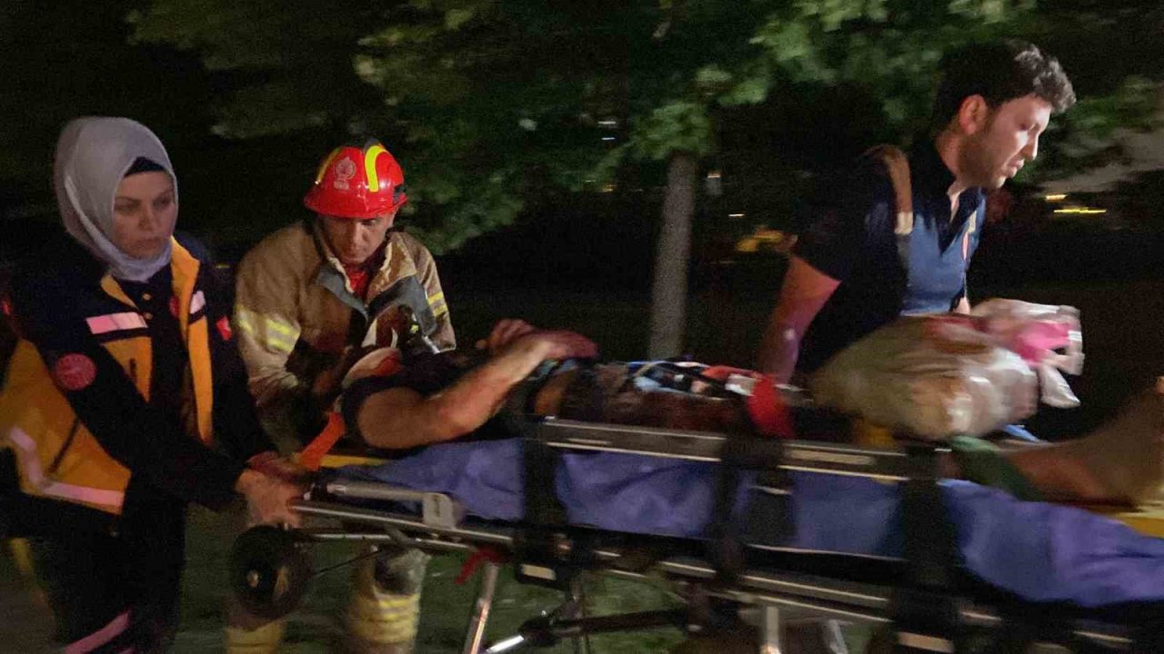 Başakşehir’de virajı alamayan hafriyat kamyonu yan yattı: 1 yaralı