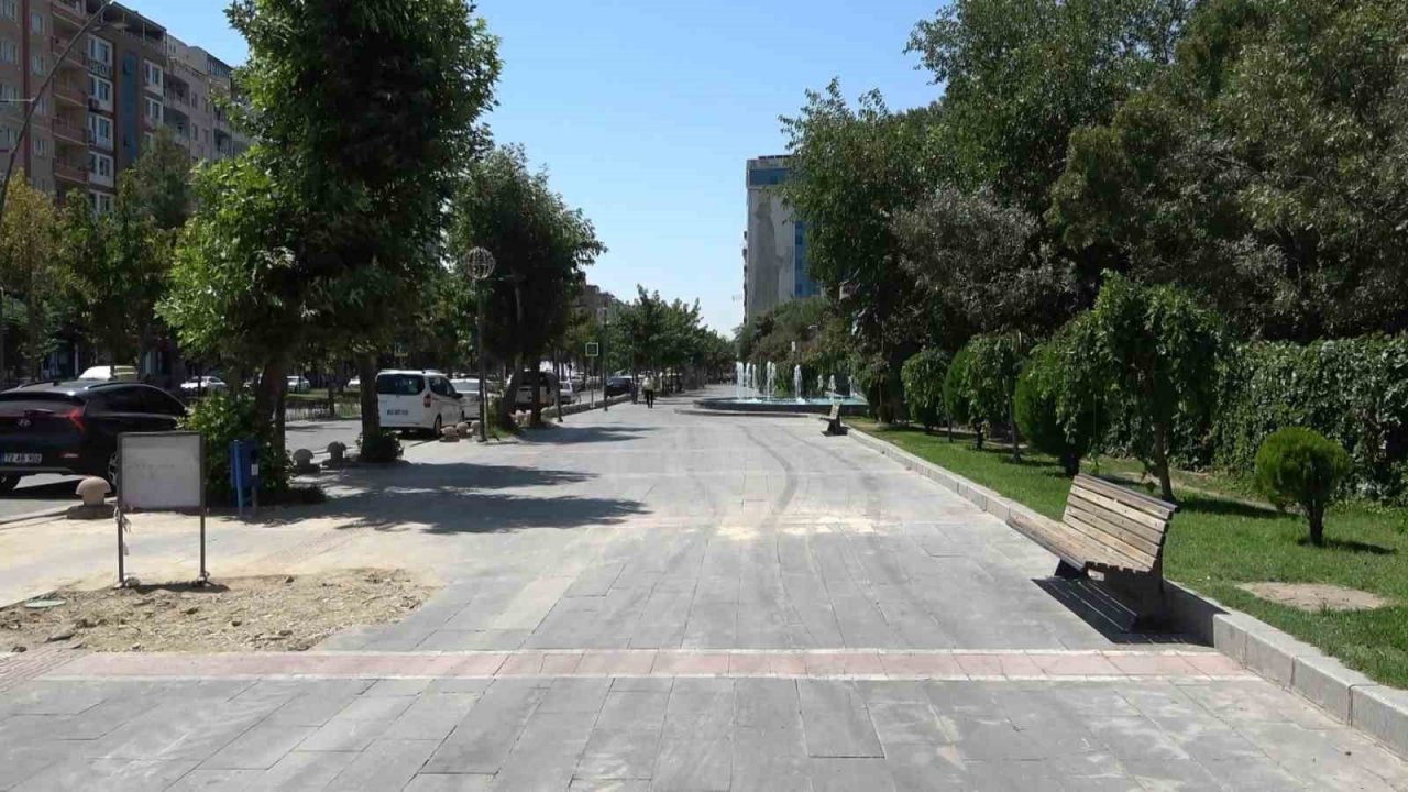 Batman’da sıcak hava dalgası nedeniyle cadde ve sokaklar boş kaldı