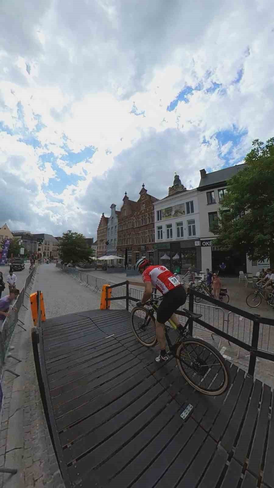 Eskişehirli sporcu Belçika’da kaza sonucu kırık bisikletini bantlayarak yarışı orta sırada bitirdi