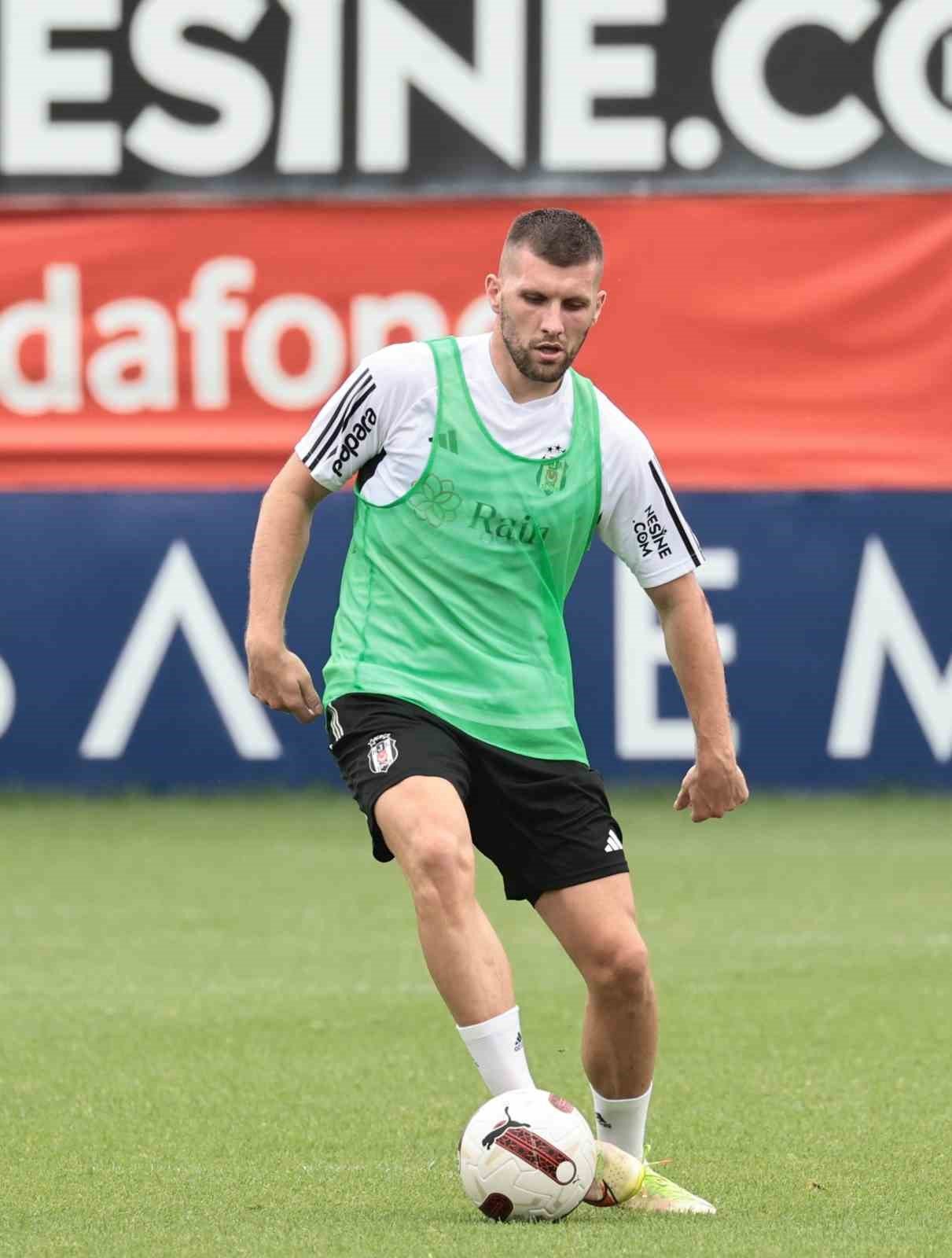 Alex Oxlade-Chamberlain, Beşiktaş’ta ilk antrenmanına çıktı