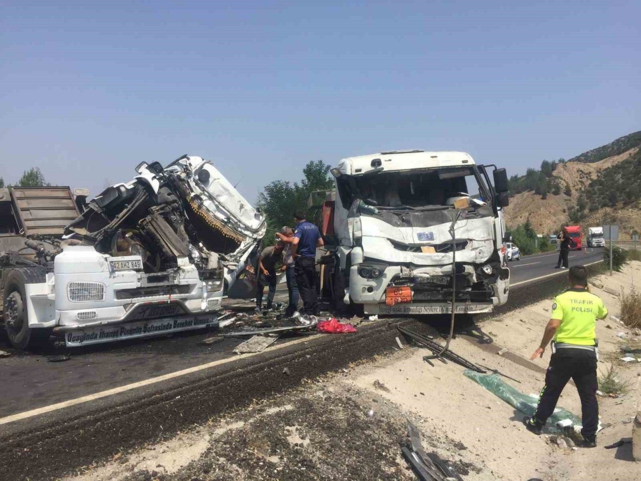 Saman yüklü tır ile kimyasal madde yüklü tanker kafa kafaya çarpıştı, 2 yaralı