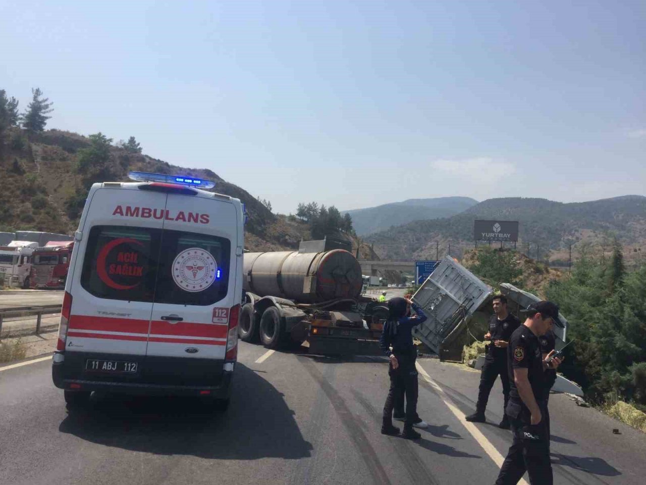Saman yüklü tır ile kimyasal madde yüklü tanker kafa kafaya çarpıştı, 2 yaralı