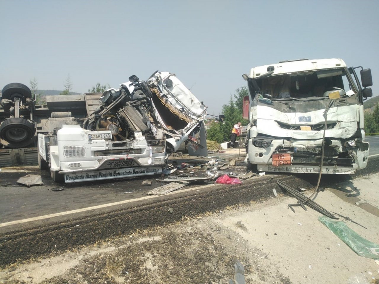 Saman yüklü tır ile kimyasal madde yüklü tanker kafa kafaya çarpıştı, 2 yaralı