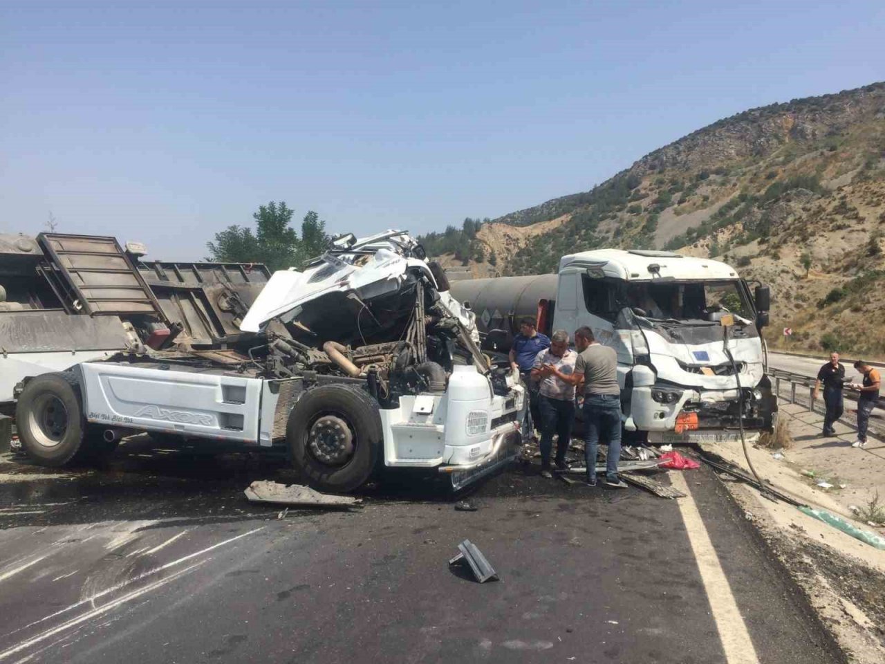 Saman yüklü tır ile kimyasal madde yüklü tanker kafa kafaya çarpıştı, 2 yaralı