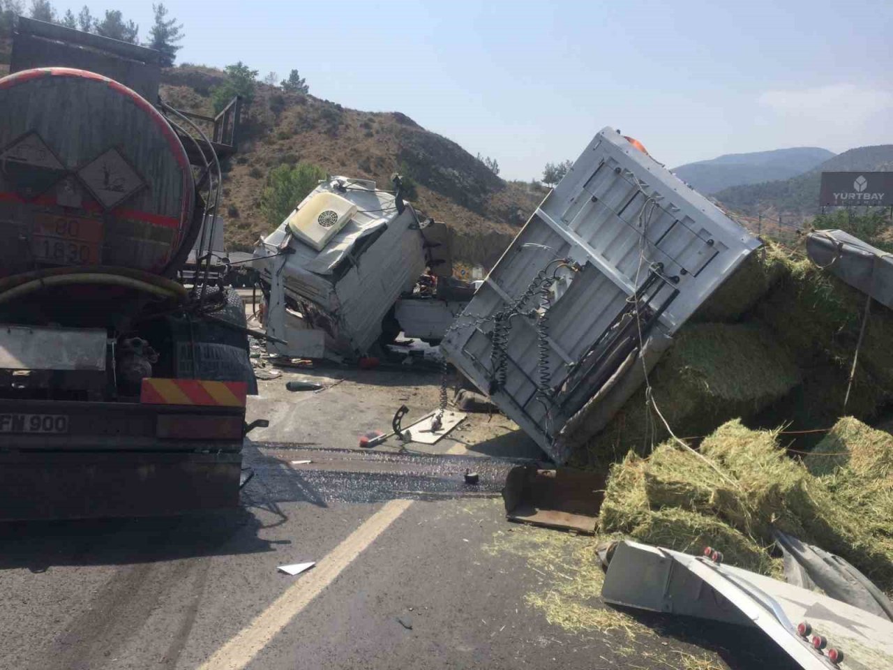 Saman yüklü tır ile kimyasal madde yüklü tanker kafa kafaya çarpıştı, 2 yaralı