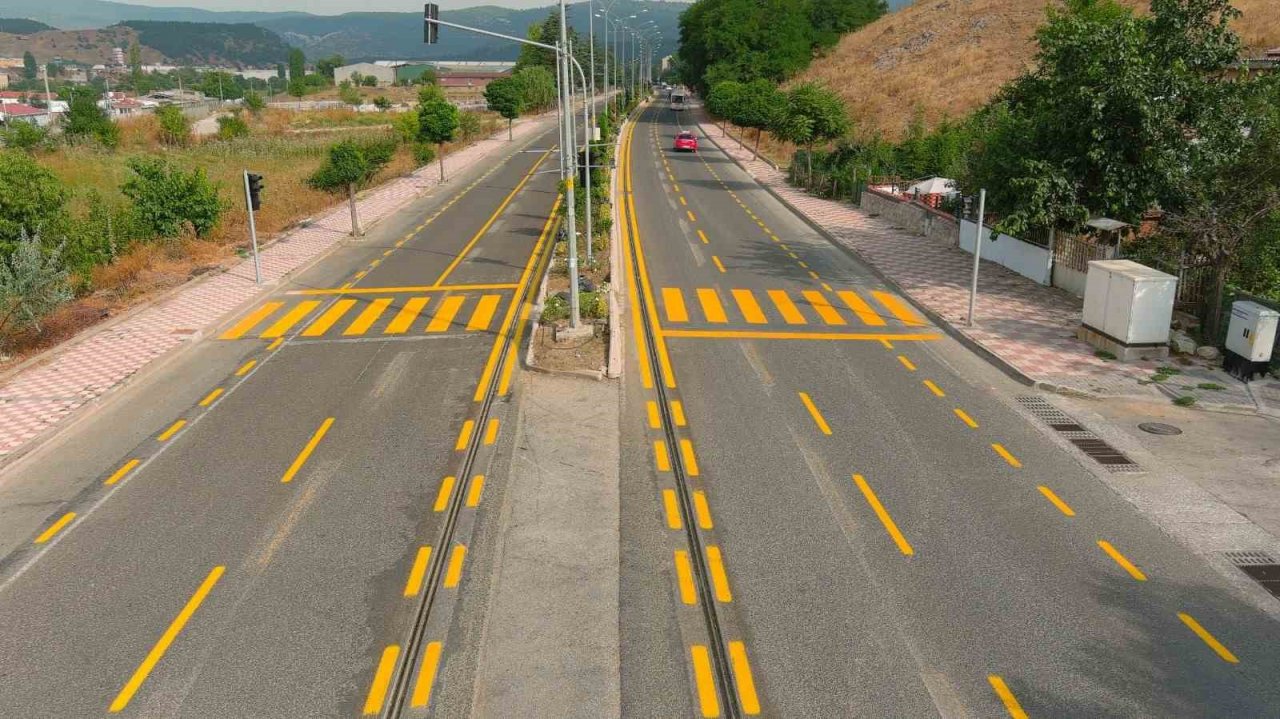Bozüyük’te yol çizgileri sarı renge boyanarak yenilendi