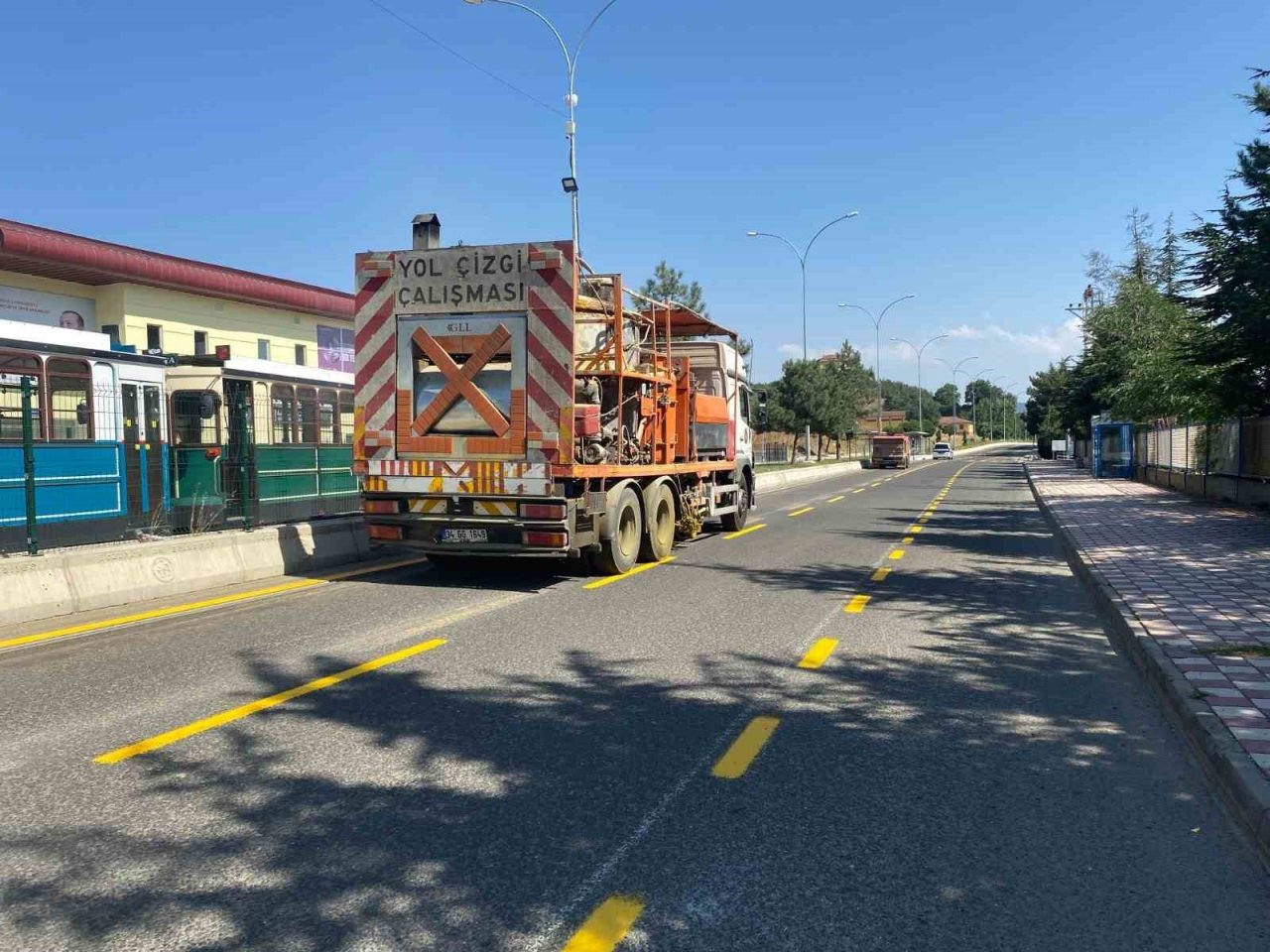 Bozüyük’te yol çizgileri sarı renge boyanarak yenilendi