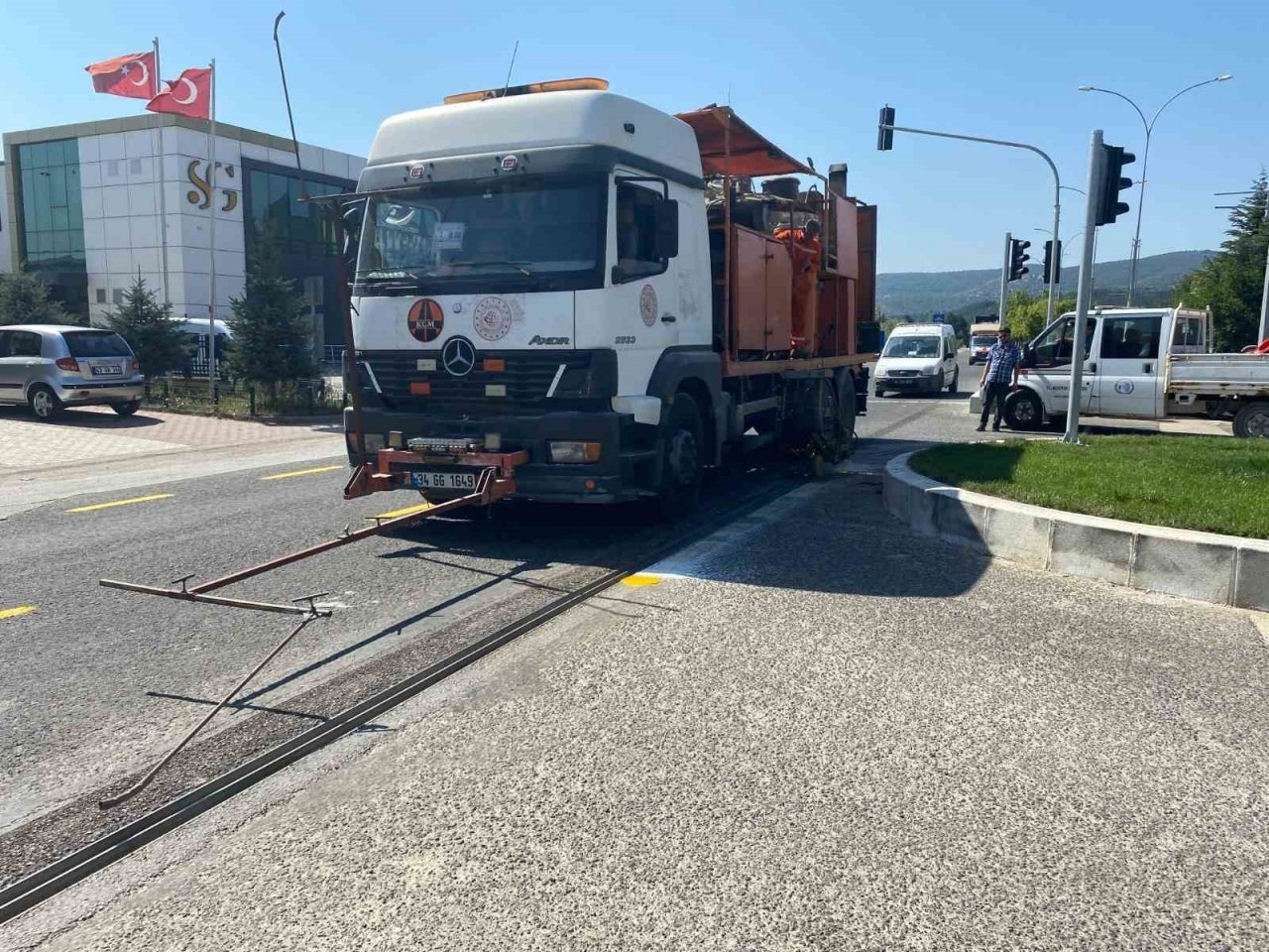 Bozüyük’te yol çizgileri sarı renge boyanarak yenilendi