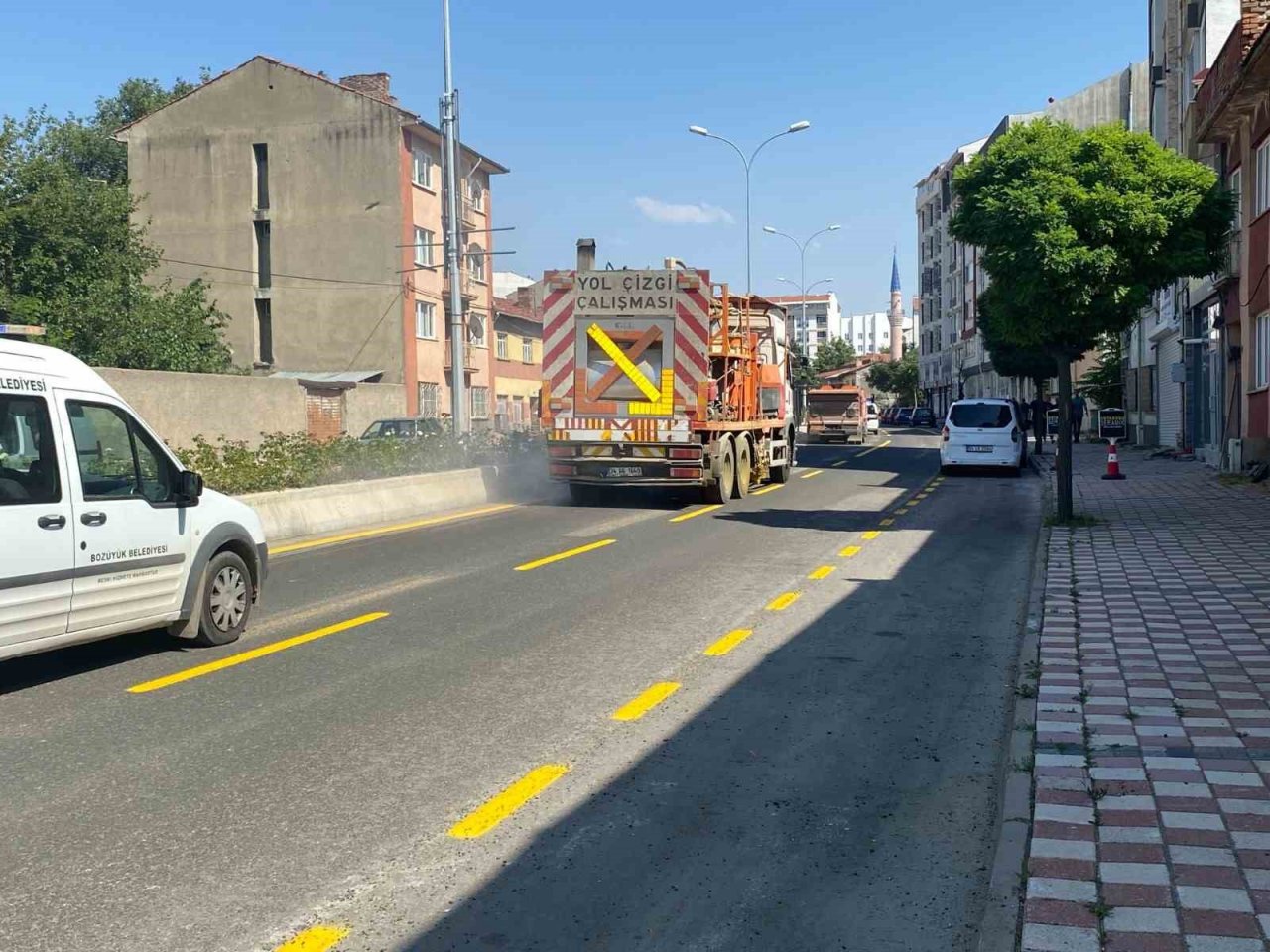 Bozüyük’te yol çizgileri sarı renge boyanarak yenilendi