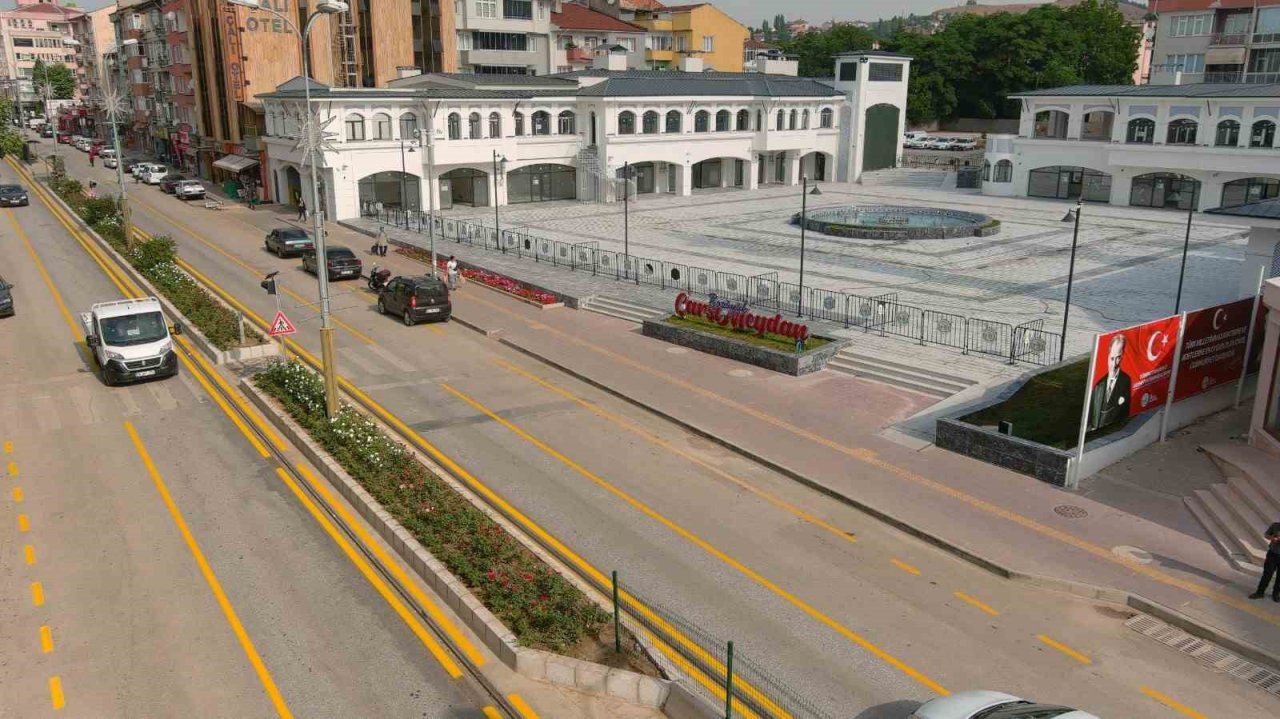 Bozüyük’te yol çizgileri sarı renge boyanarak yenilendi