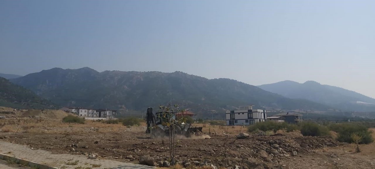 Buharkent ekipleri, çocuk parkı için kolları sıvadı