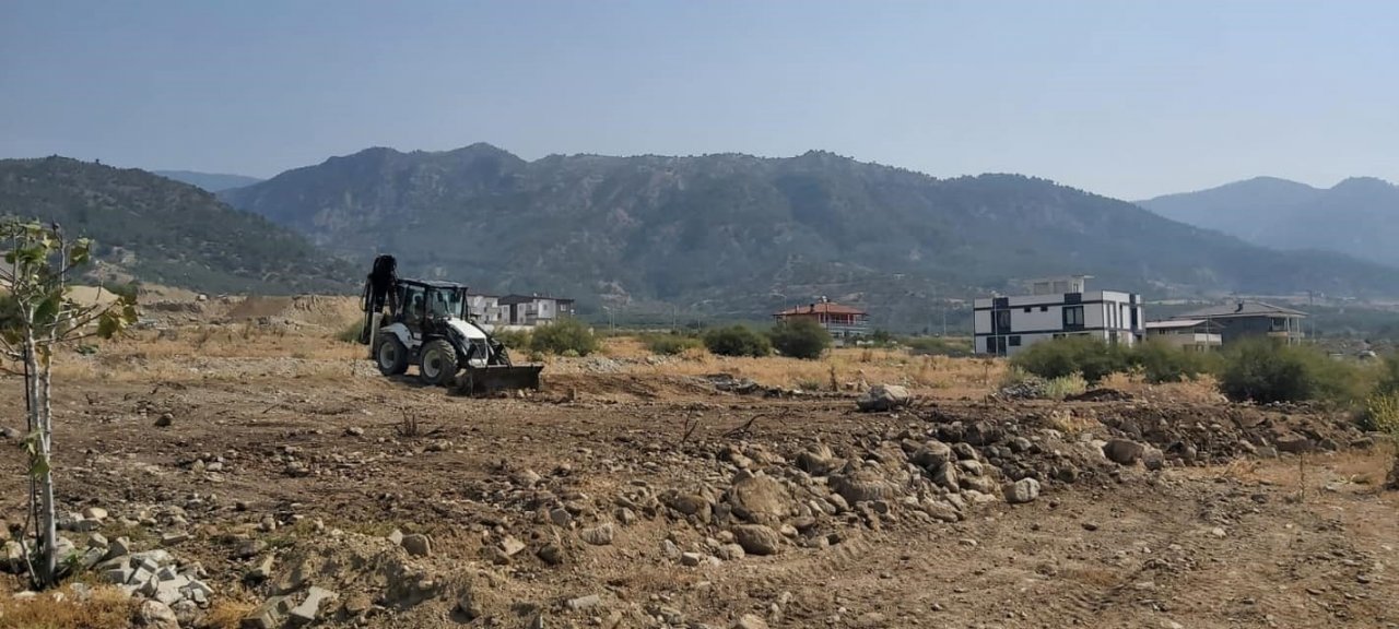 Buharkent ekipleri, çocuk parkı için kolları sıvadı