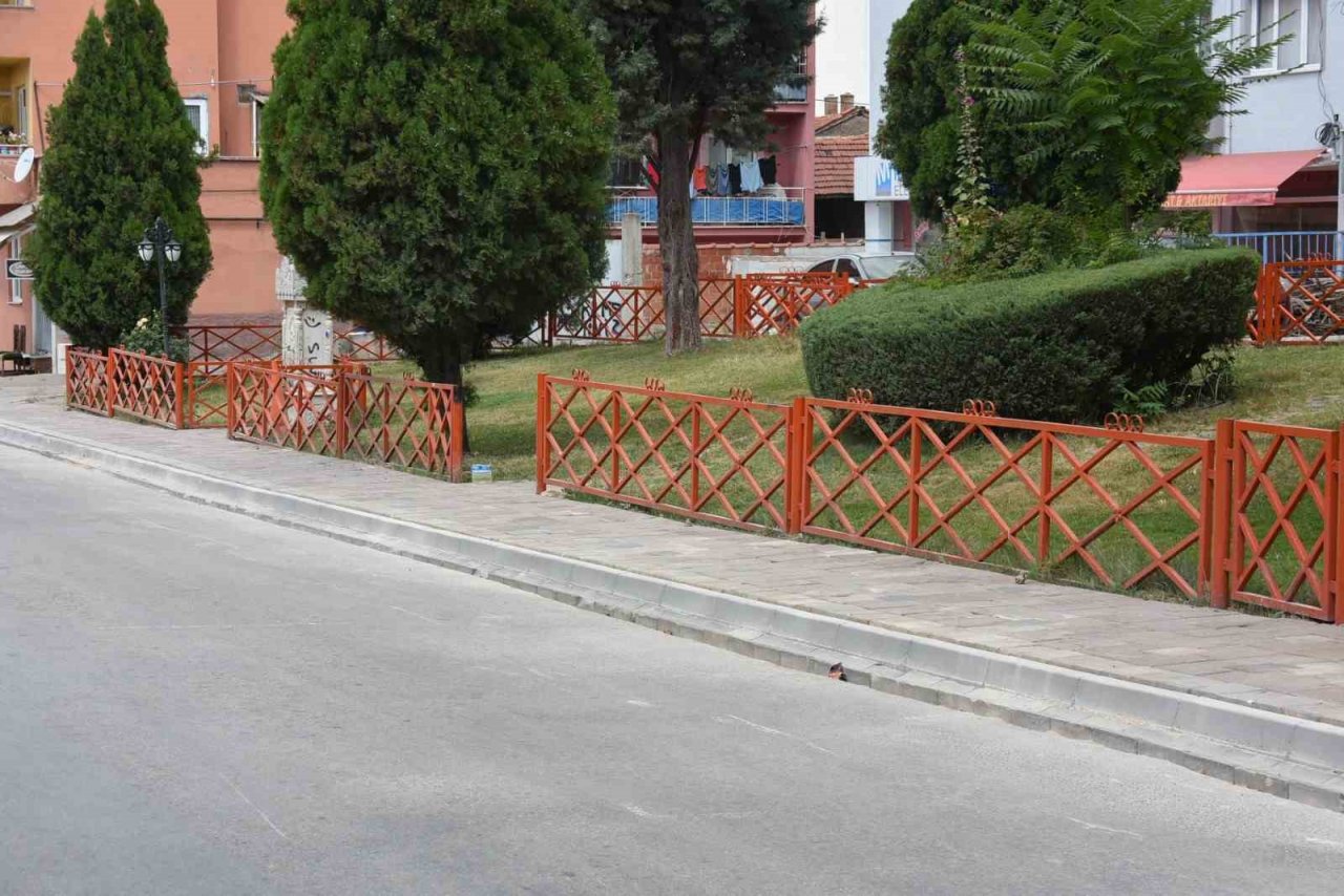 Cami Caddesi’nde kaldırım revize çalışması yapıldı