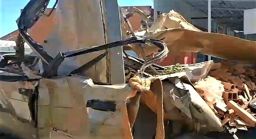 Üzerine tuğla devrilen otomobil kağıt gibi ezildi: 2 yaralı