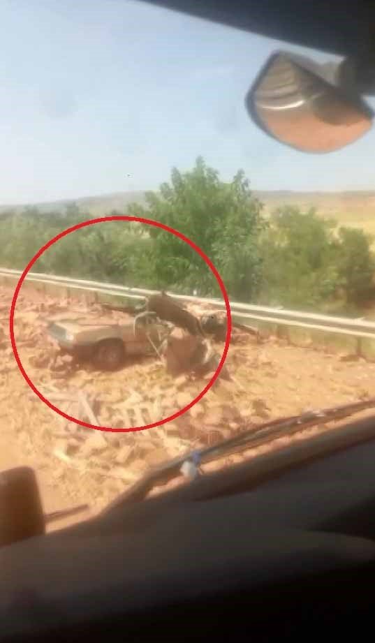 Üzerine tuğla devrilen otomobil kağıt gibi ezildi: 2 yaralı