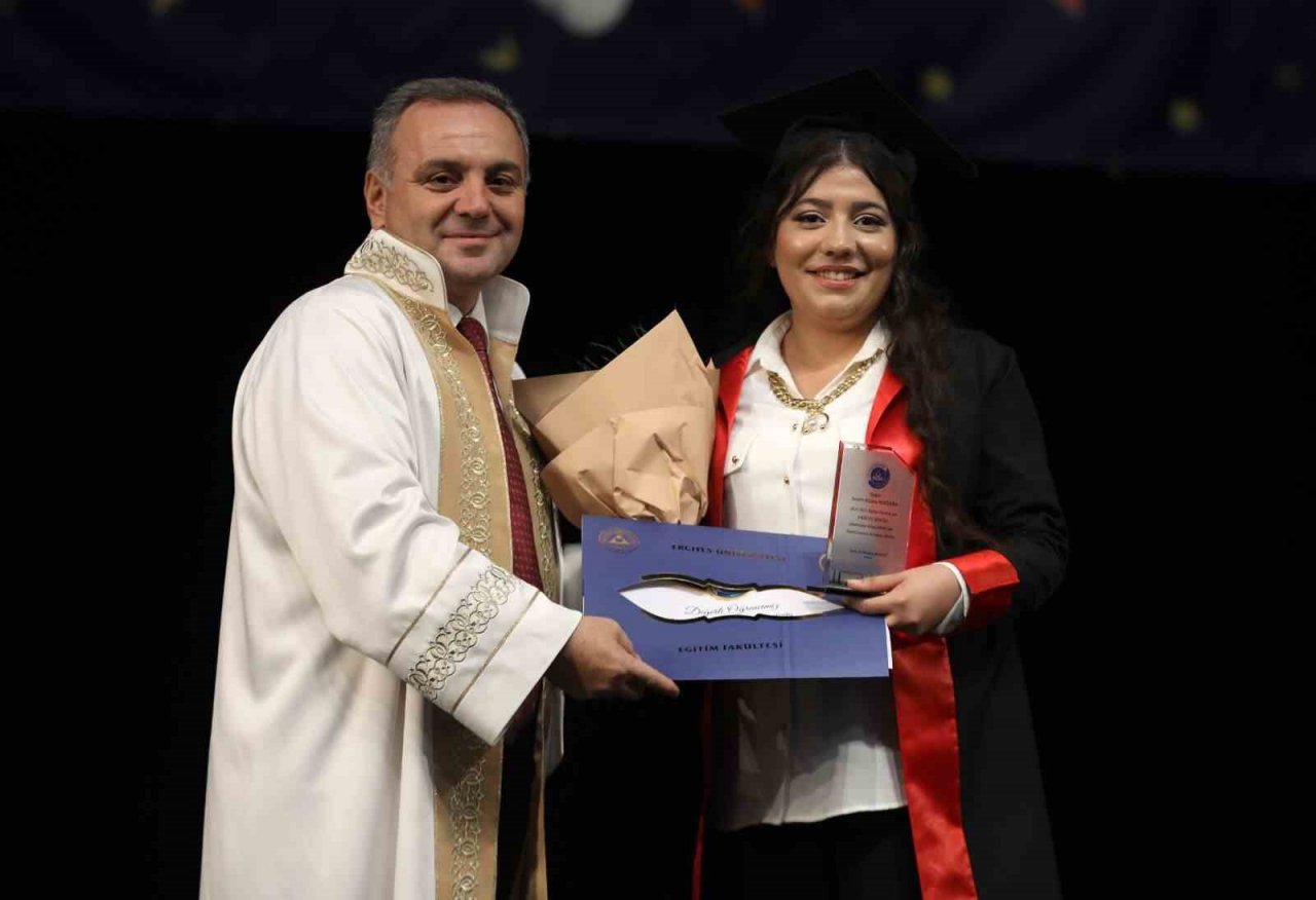 ERÜ Eğitim Fakültesi 2022-2023 Mezunlarını Verdi