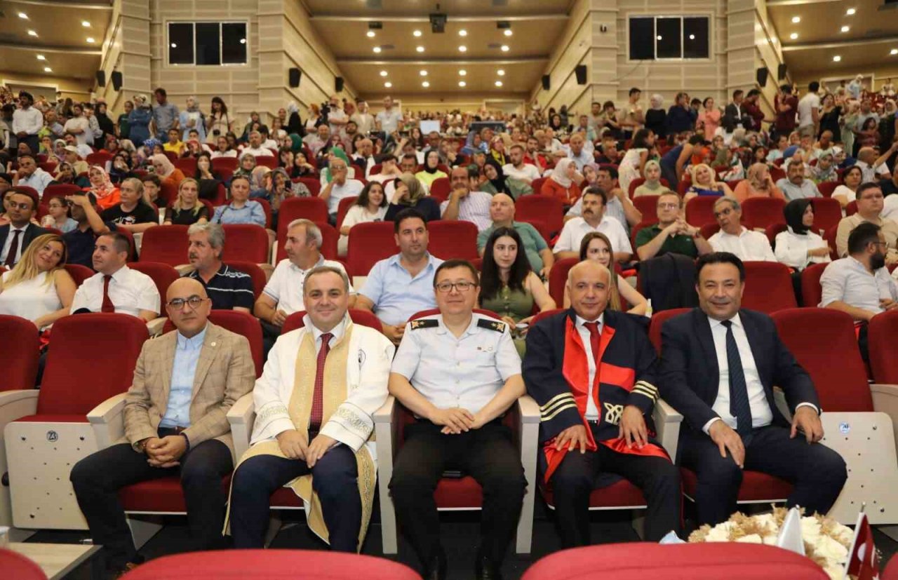 ERÜ Eğitim Fakültesi 2022-2023 Mezunlarını Verdi